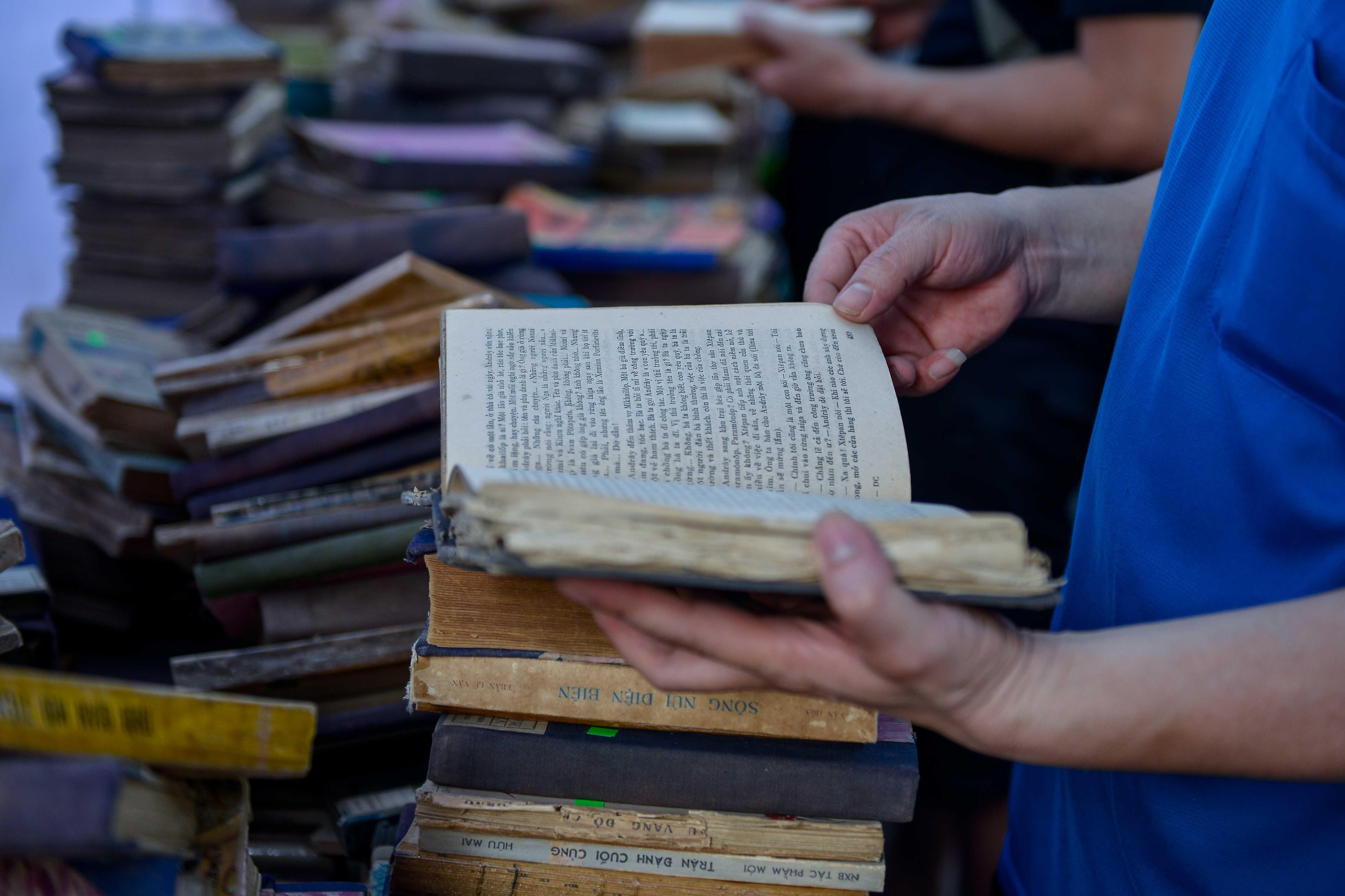 Sach cu ban gia tien trieu tai hoi sach Ha Noi hinh anh