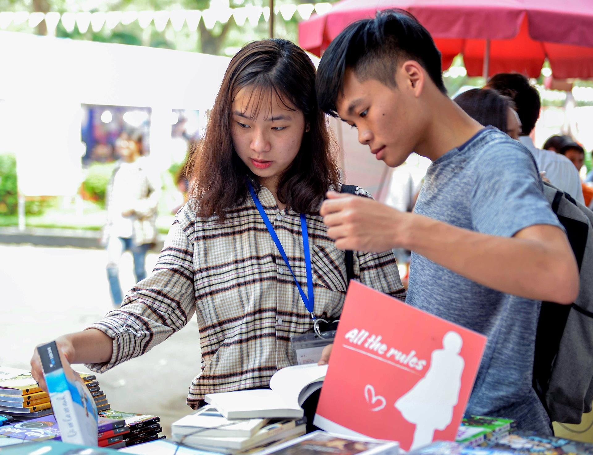 Hang nghin nguoi du khai mac Ngay Sach Viet Nam lan 6 hinh anh