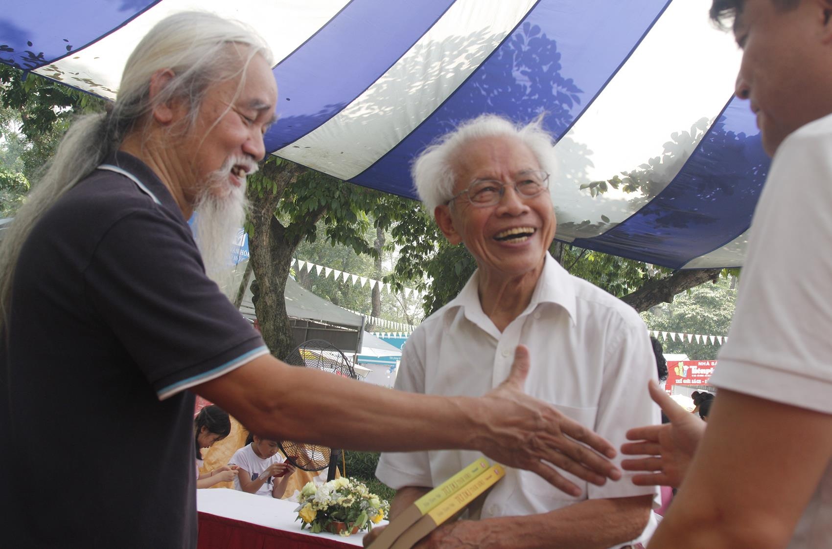 Người cao tuổi tìm sách ở hội ảnh 2 Nguoi cao tuoi tim sach o hoi anh 2