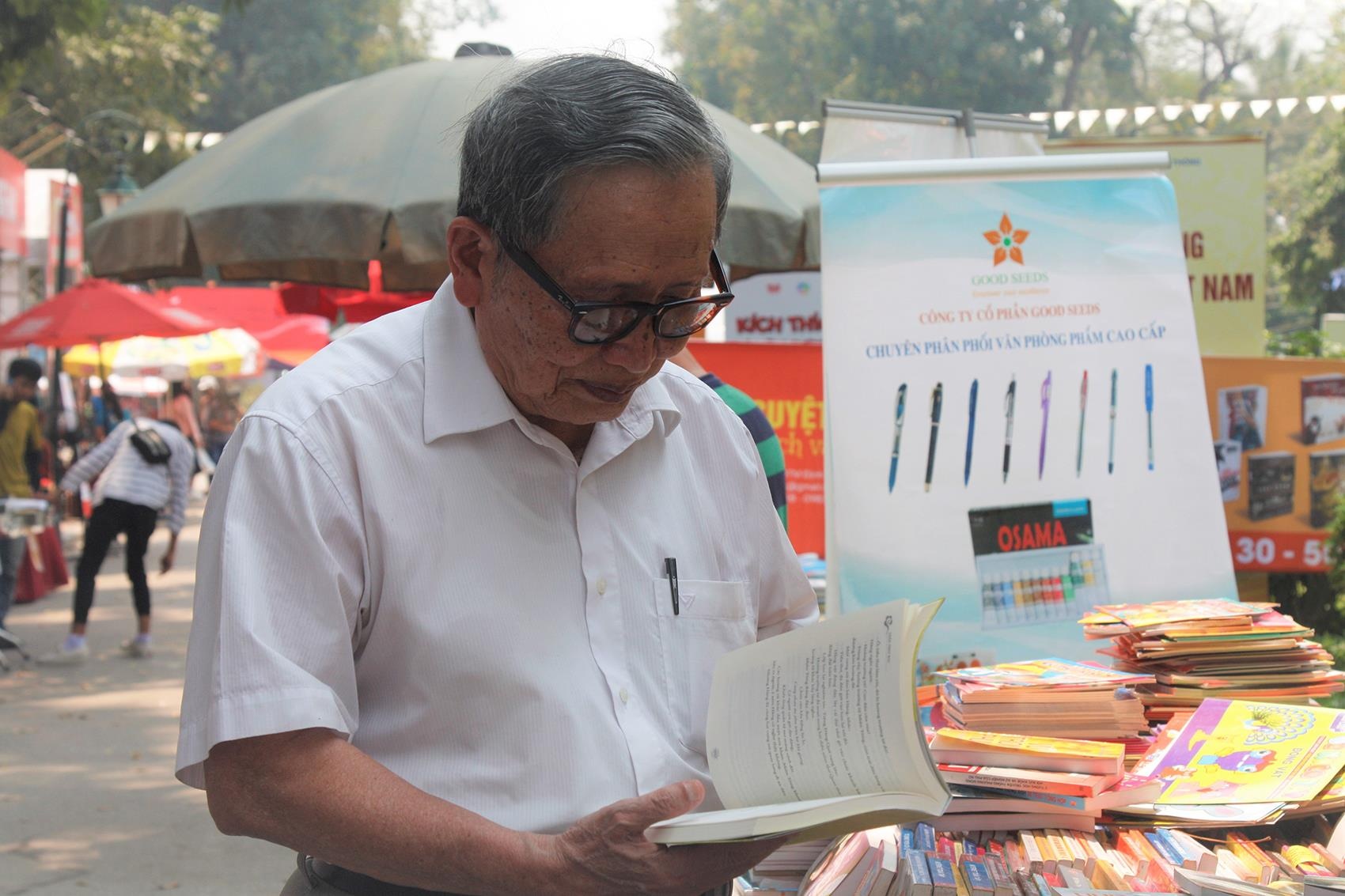 Người cao tuổi tìm sách ở hội ảnh 3 Nguoi cao tuoi tim sach o hoi anh 3