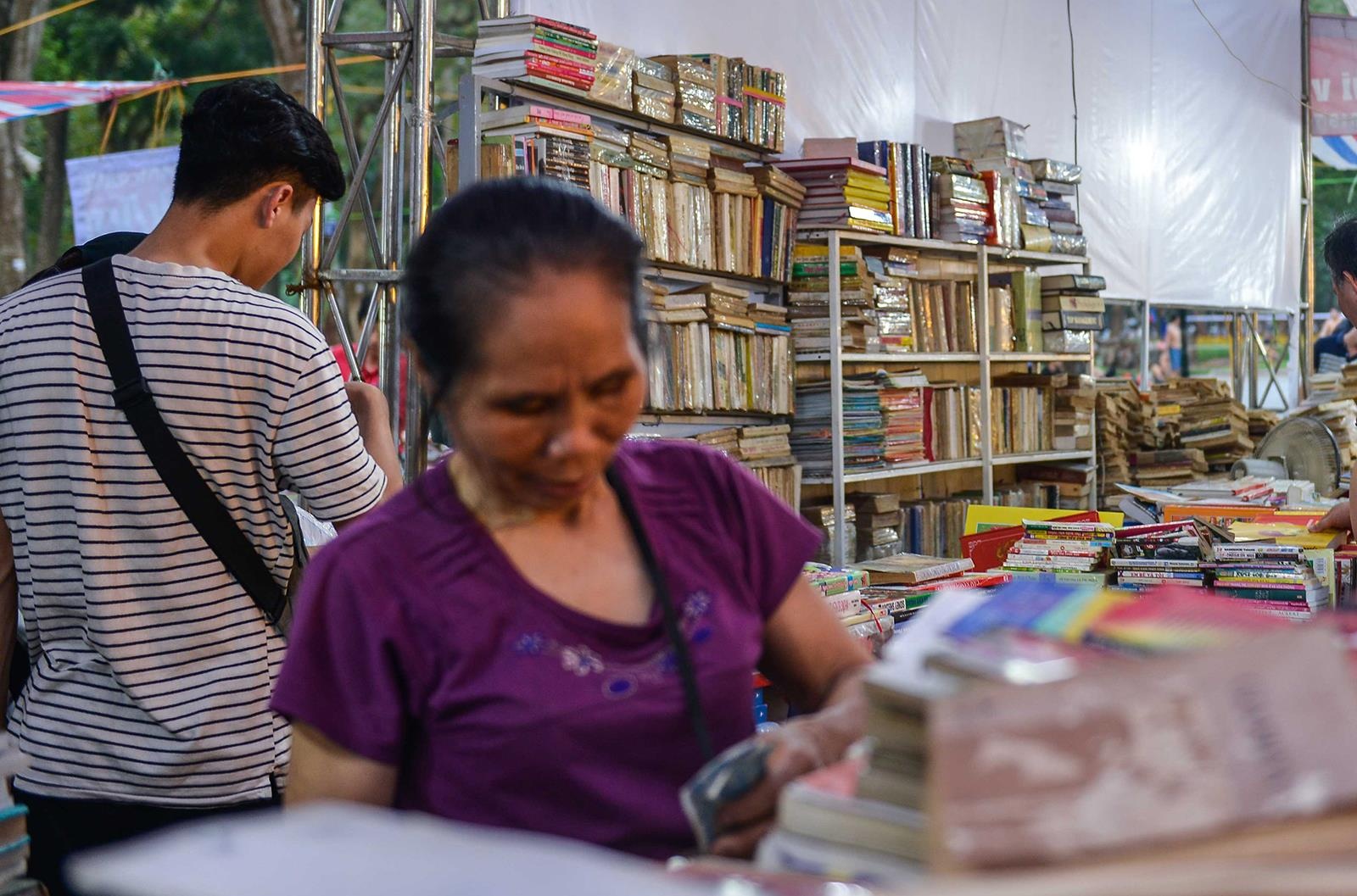 Ba 60 tuoi lang thang trua nang hon 40 do C tim sach cho chau hinh anh