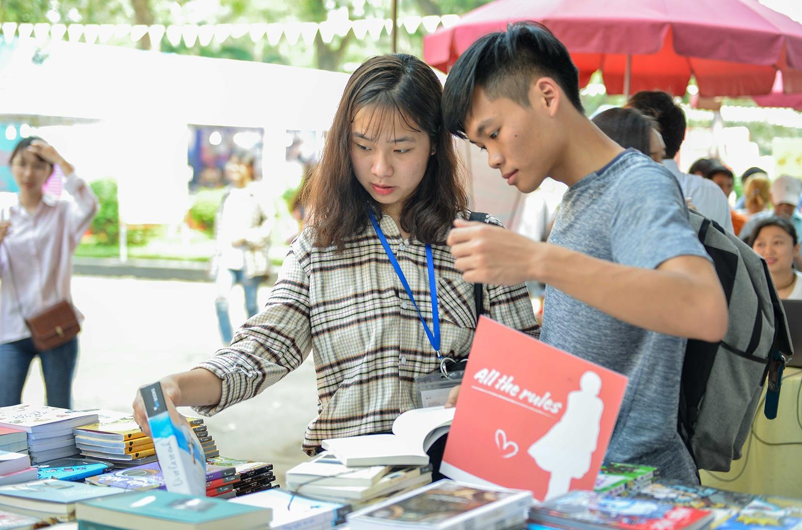 Hoi sach mung Ngay sach thu gan 12 ty dong hinh anh