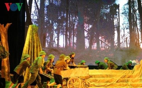 Xuc dong kich hat "Hoa lua Truong Bon" anh 2