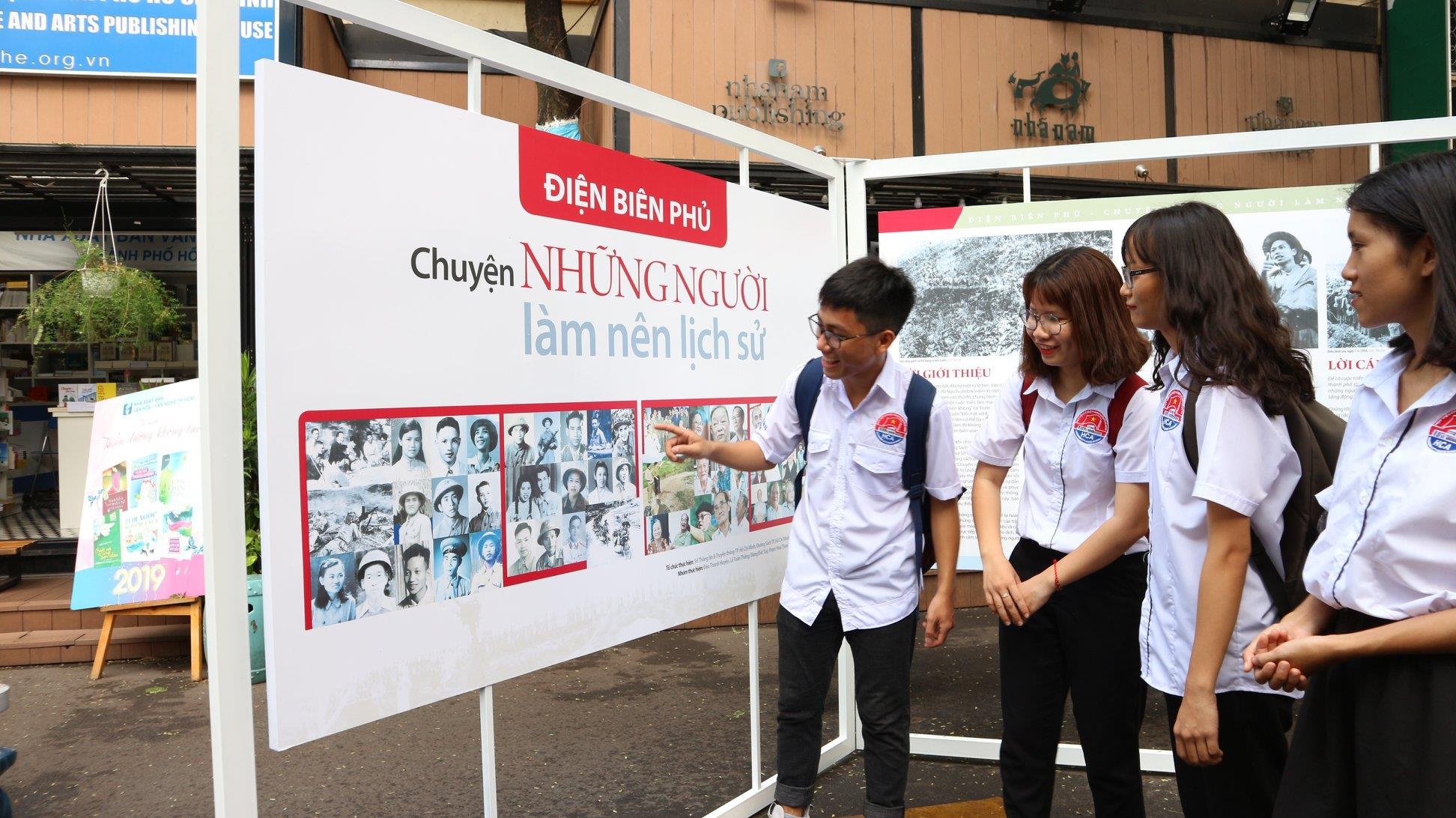 Duong sach ky niem 65 nam chien thang Dien Bien anh 2