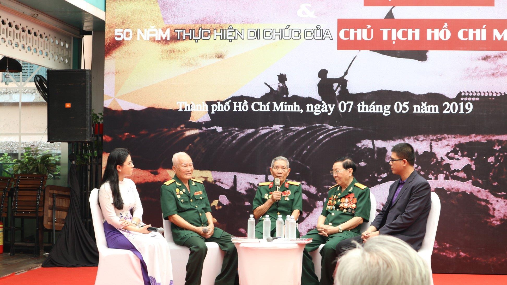 Duong sach ky niem 65 nam chien thang Dien Bien anh 1