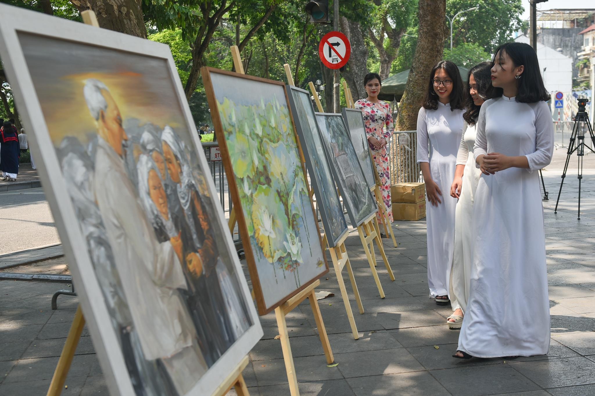 Trung bay tranh ve Chu tich Ho Chi Minh tai pho di bo Ho Guom hinh anh