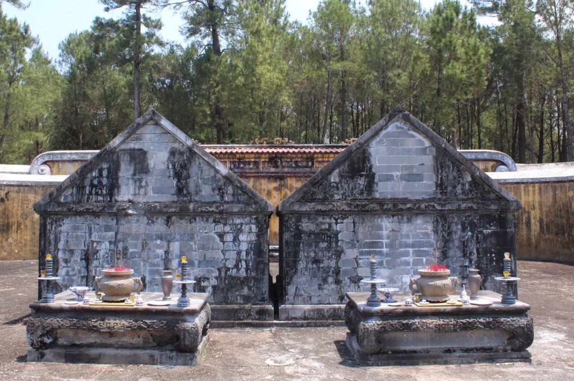 Moi tinh sat son cua vua Gia Long va Thua Thien Cao hoang hau hinh anh