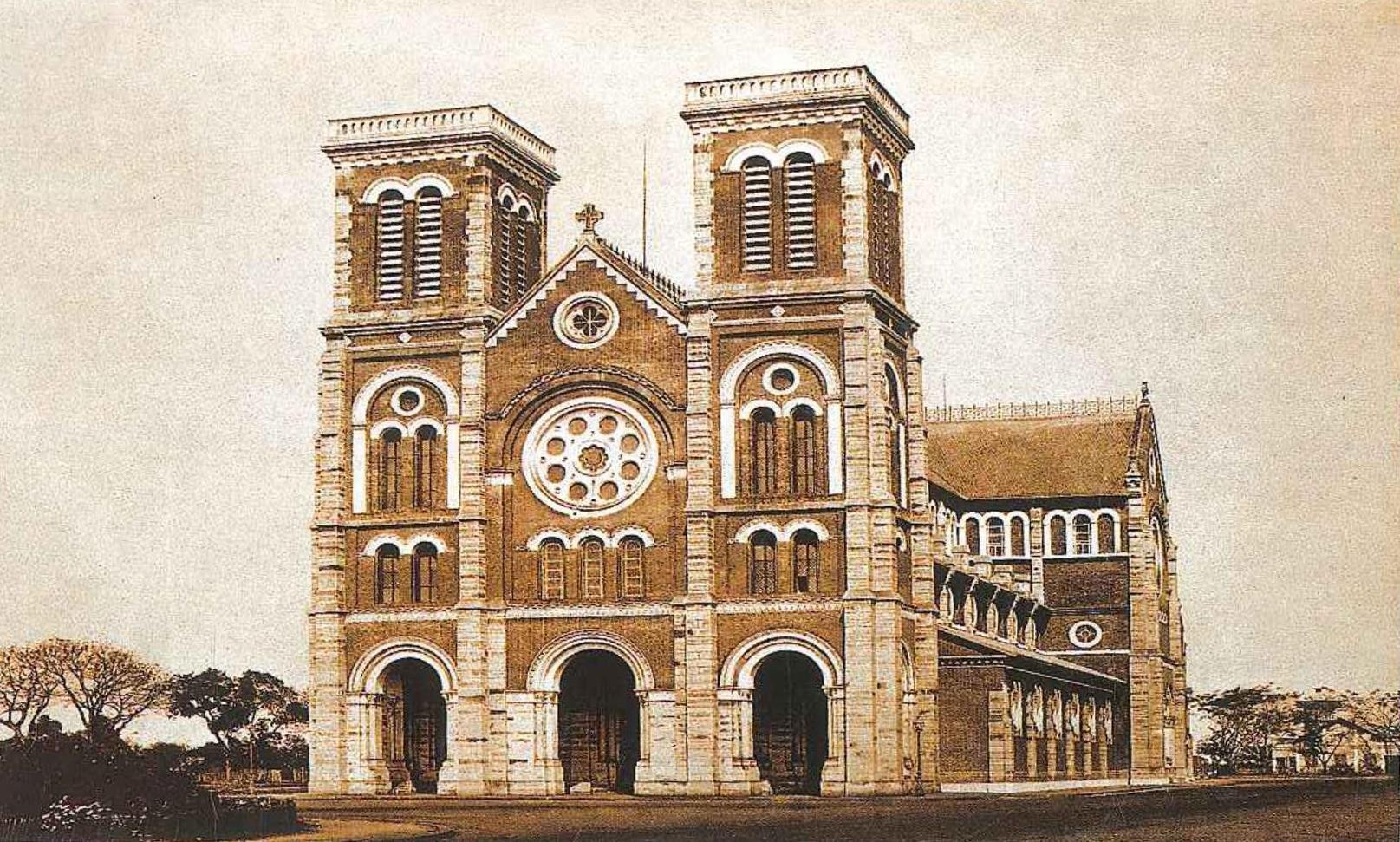 Nha tho Duc Ba Sai Gon ban dau co ten la gi? hinh anh