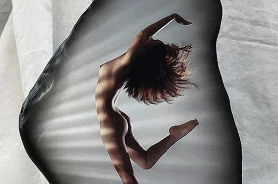 Anh thieu nu khoa than in tren da hinh anh