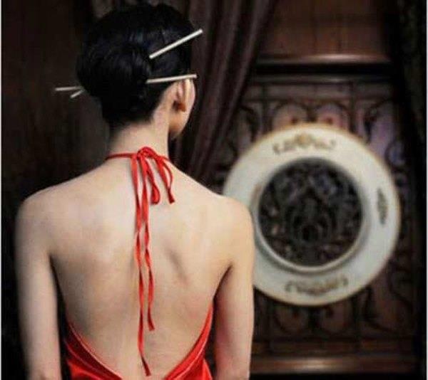 Bi an co gai that co tu van duoi buc tranh khoai lac hinh anh