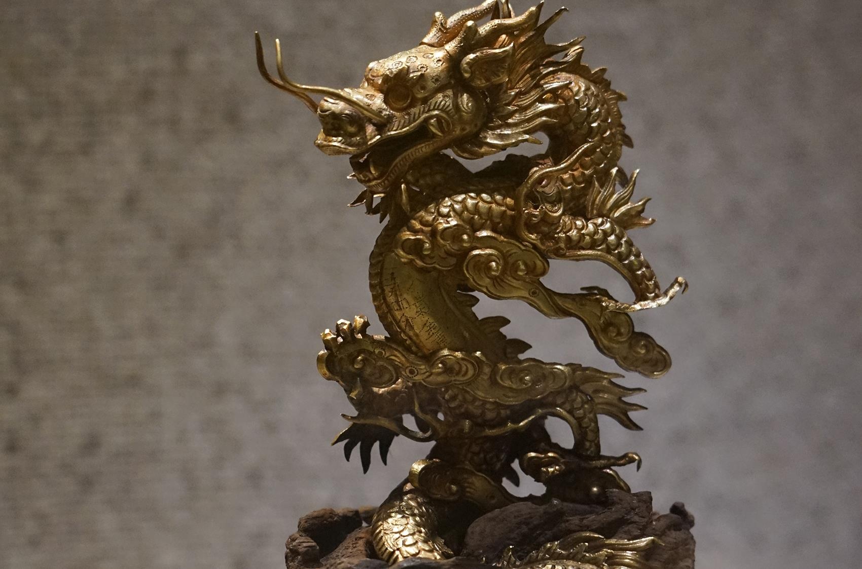 Can canh mu thuong trieu, kiem vang va bao vat cung dinh hinh anh