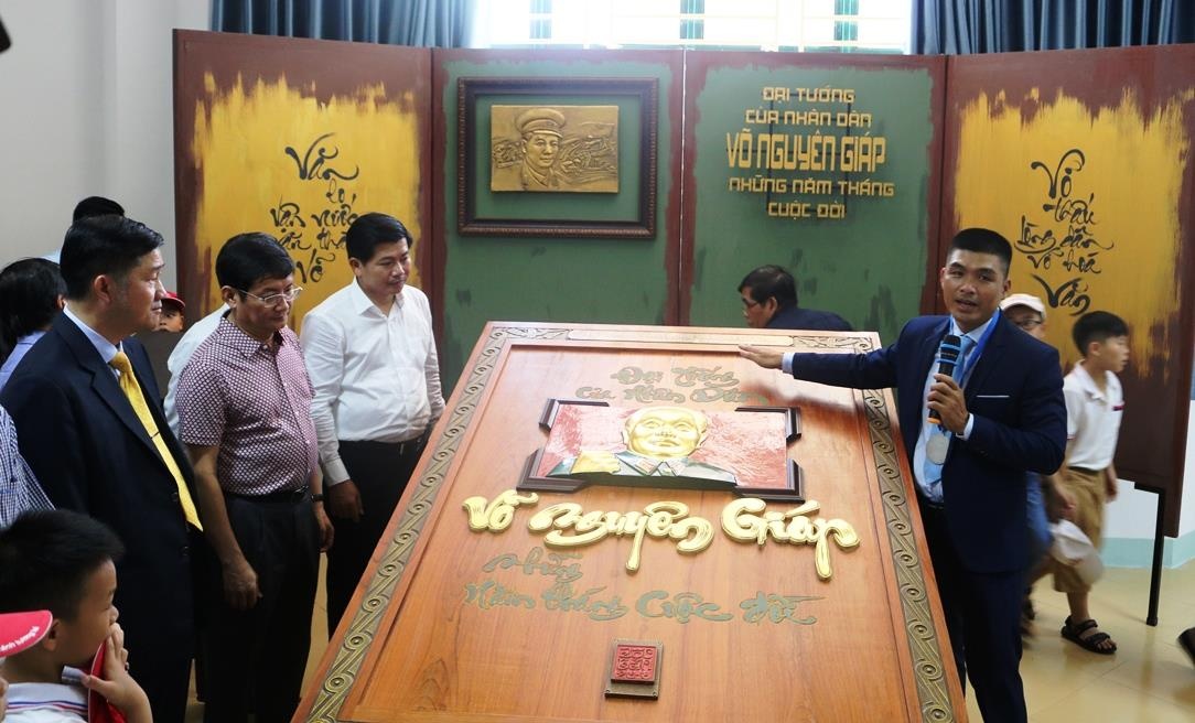 Sách thư pháp kỷ lục về Đại tướng Võ Nguyên Giáp ảnh 1 Sach thu phap ky luc ve Dai tuong Vo Nguyen Giap anh 1