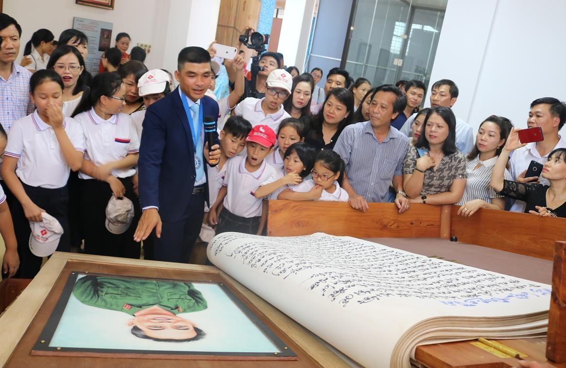 Sách thư pháp kỷ lục về Đại tướng Võ Nguyên Giáp ảnh 6 Sach thu phap ky luc ve Dai tuong Vo Nguyen Giap anh 6