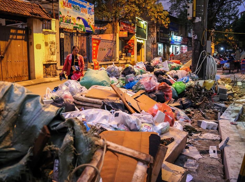 Nhin rac ngap pho Ha Noi, hay hoc cach song khong rac thai nhu sach hinh anh