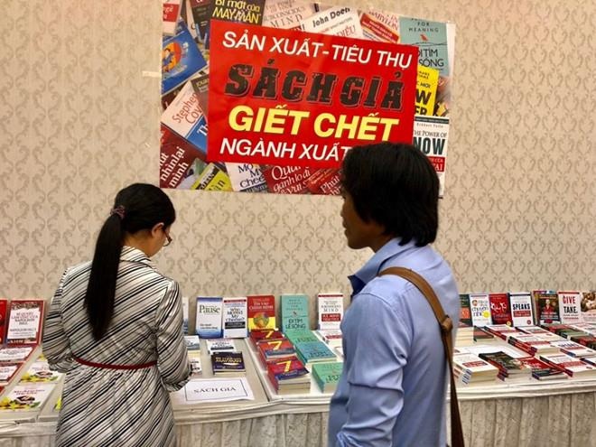 Sach gia duoc ban ngang nhien, tran lan tren pho nhu the nao? hinh anh