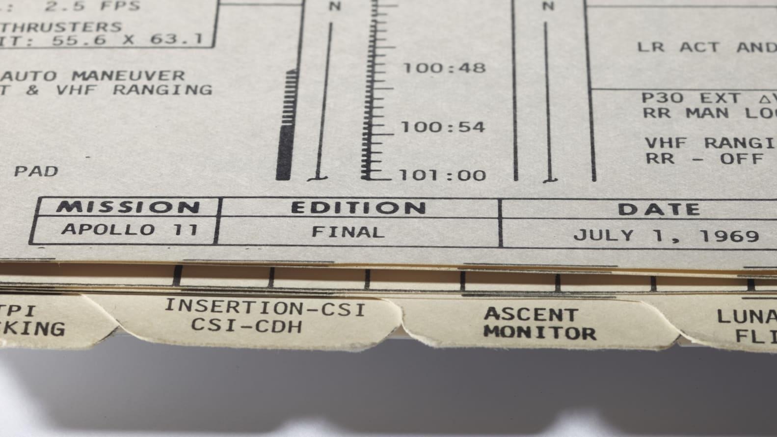 Dau gia sach Lunar Module Timeline Book anh 1