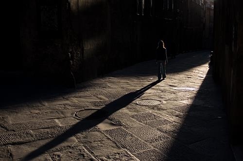 Co gai quen ten goi va hanh trinh di tim chiec bong cua chinh minh hinh anh