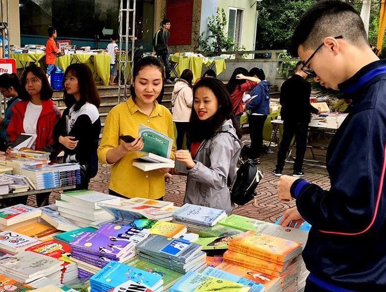 100.000 cuon sach uu dai tai hoi sach nua gia hinh anh