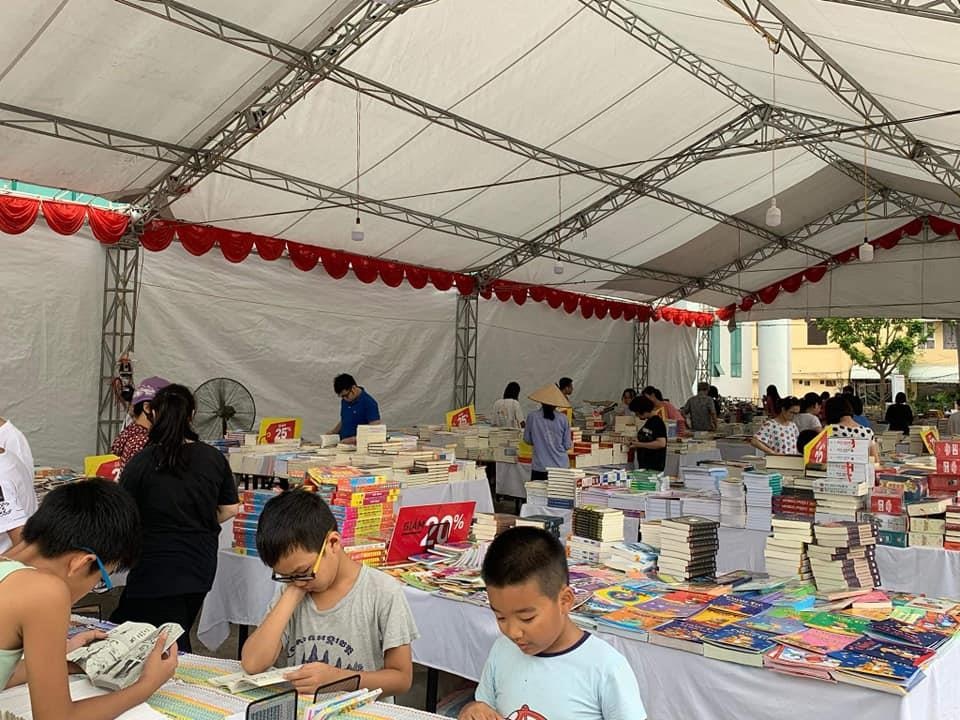 Hội sách nửa giá ảnh 1 Hoi sach nua gia anh 1