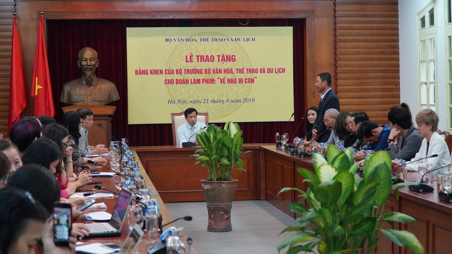 Ekip "Ve nha di con" nhan bang khen anh 1