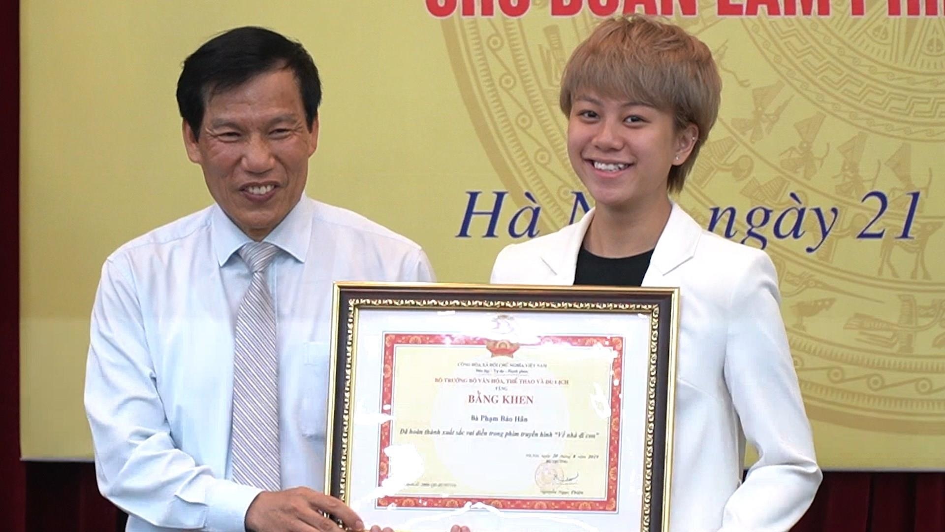 Ekip "Về nhà đi con" nhận bằng khen ảnh 2 Ekip "Ve nha di con" nhan bang khen anh 2