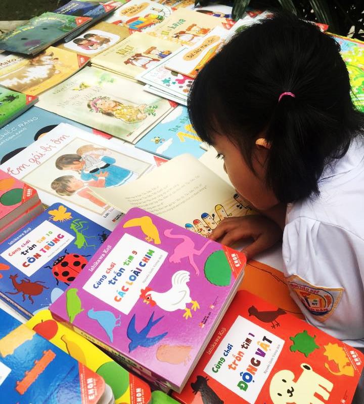 Dung cam tre doc truyen tranh anh 1