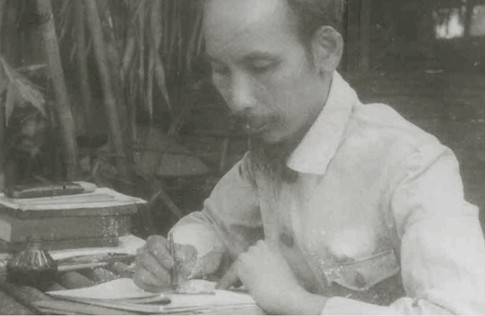 Trien lam quoc te ve Chu tich Ho Chi Minh anh 3