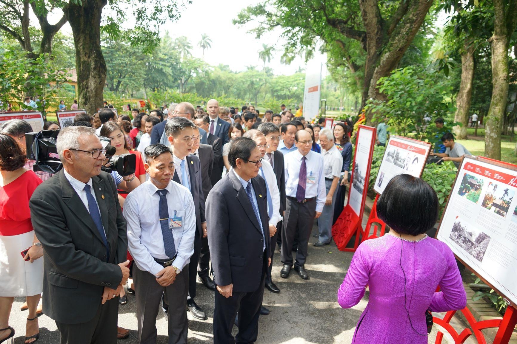 Trien lam quoc te ve Chu tich Ho Chi Minh anh 2