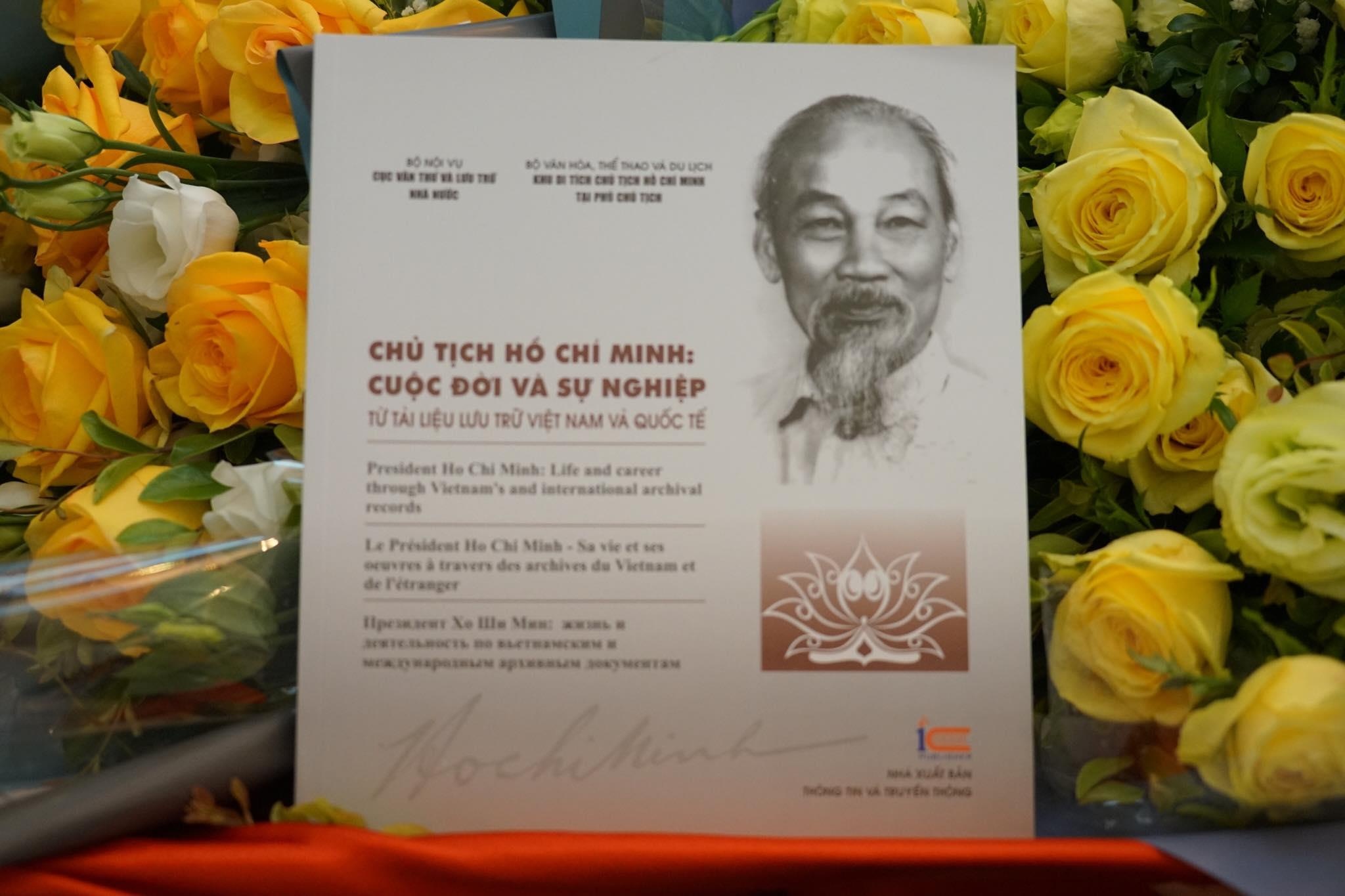 Ra mat sach ve Chu tich Ho Chi Minh bang 4 thu tieng hinh anh