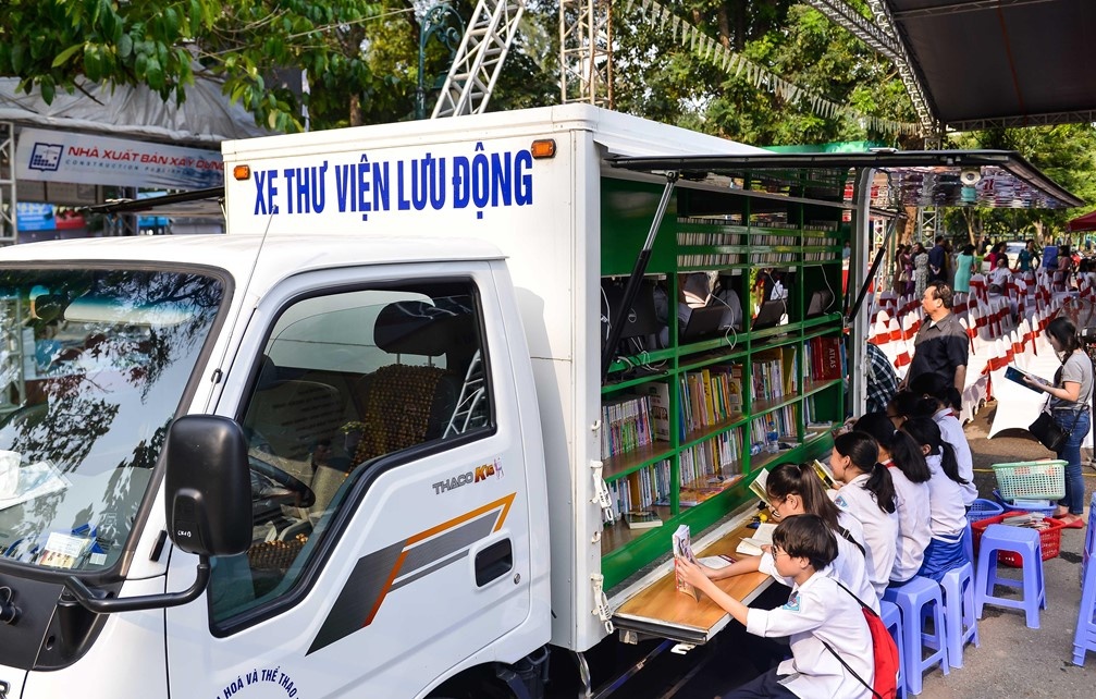 Dua sach ve vung sau, vung xa bang xe thu vien luu dong hinh anh