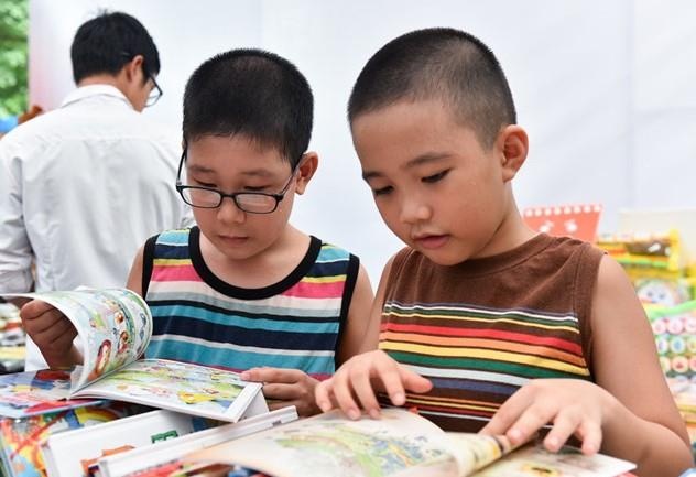 'Chung nao khong doc sach, chung ta van ben ria phat trien' hinh anh