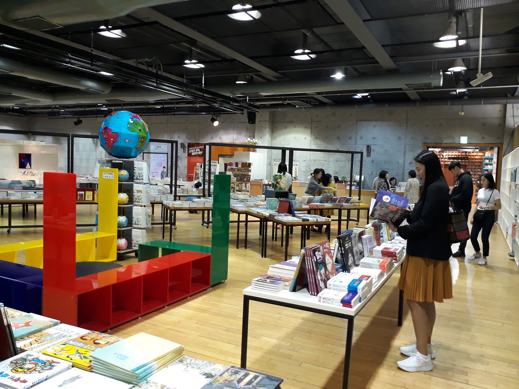 Cac nha xuat ban lam gi khi tre em thich video hon con chu? hinh anh