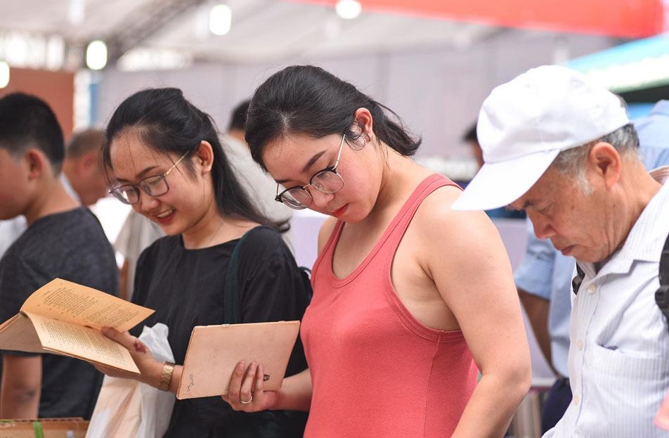 Nhieu don vi xuat ban nuoc ngoai muon tiep can ban doc Viet hinh anh