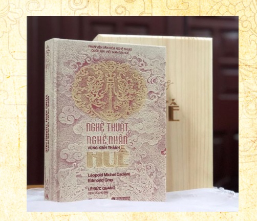 Sach ve nghe thuat Hue ban voi gia 11 trieu dong hinh anh