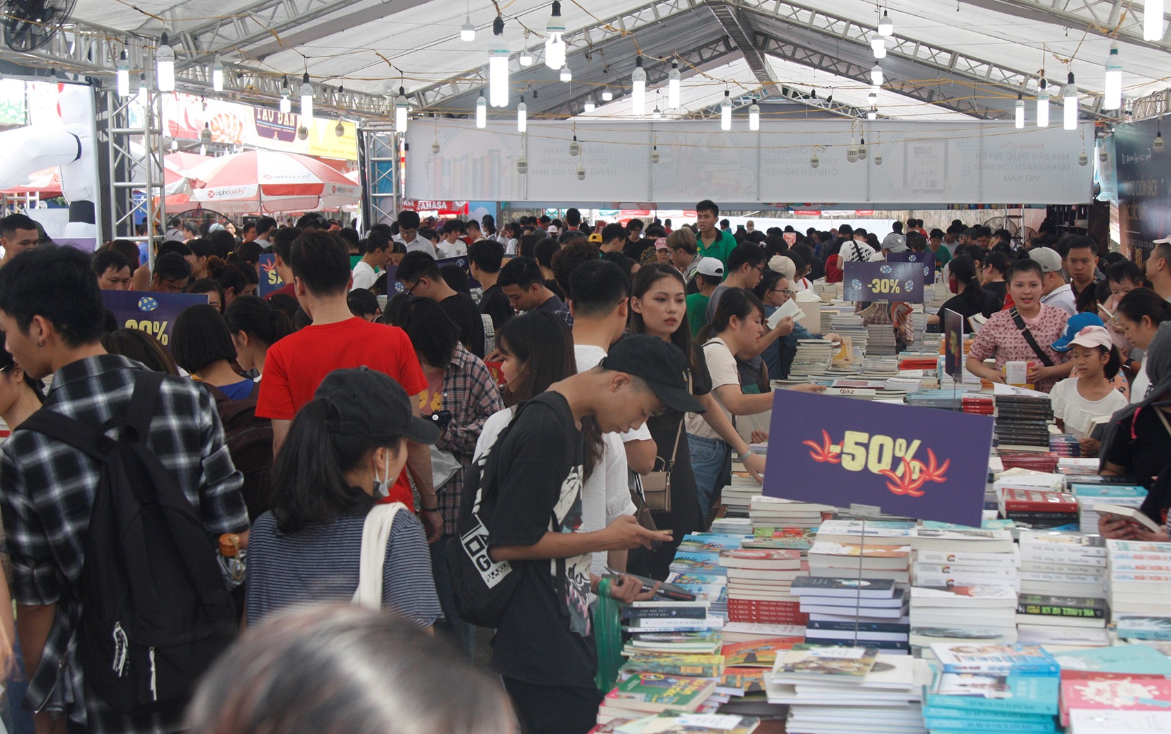 Hoi sach Ha Noi dong duc ngay cuoi anh 2