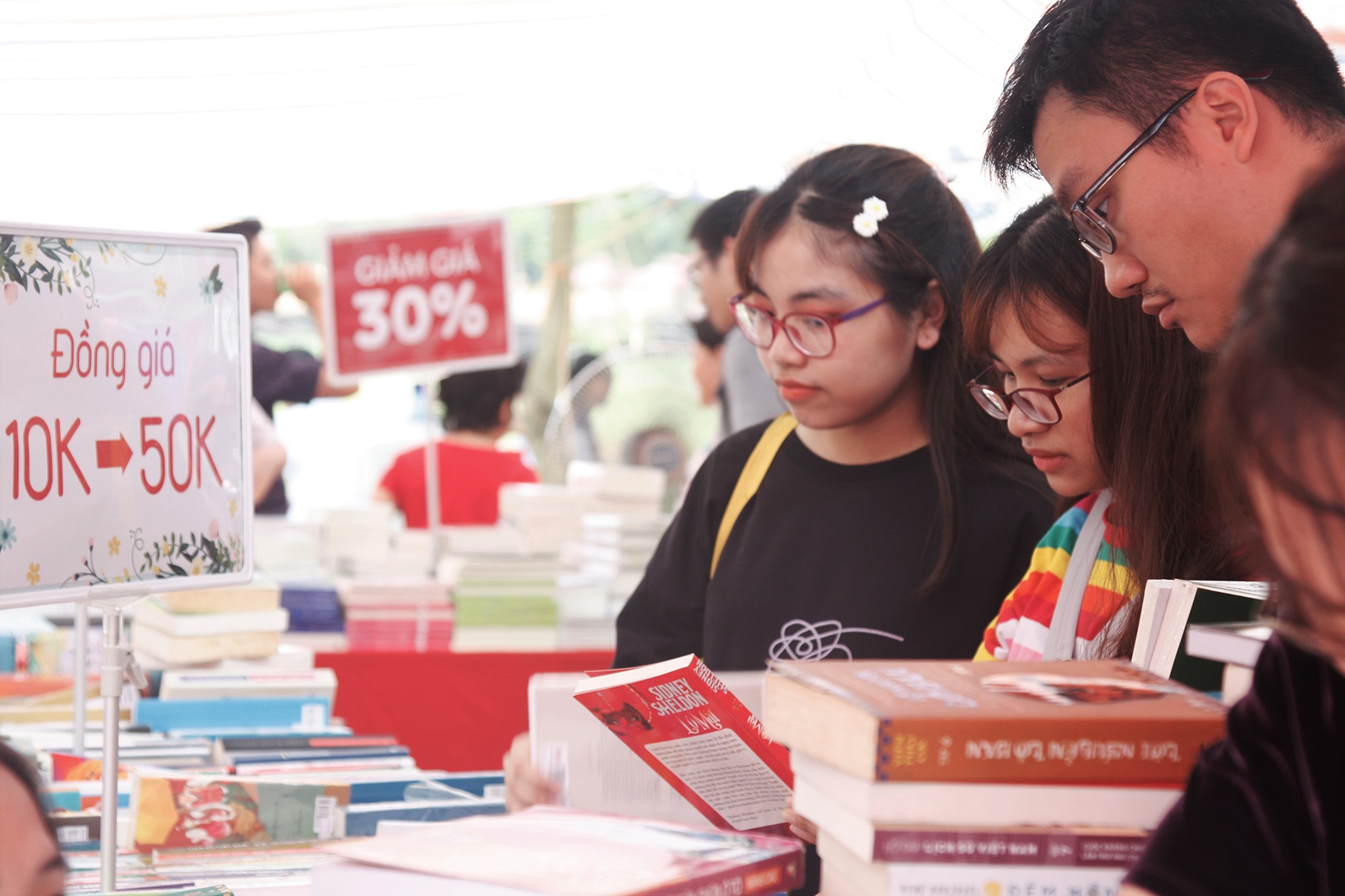 Hoi sach Ha Noi dong duc ngay cuoi anh 4