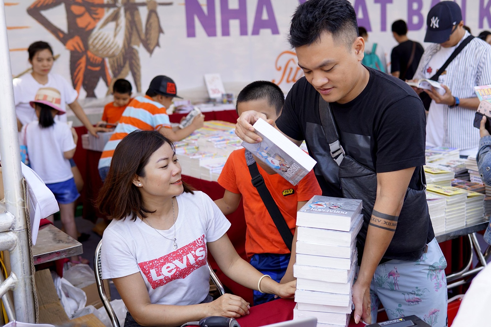 Hoi sach Ha Noi dong duc ngay cuoi anh 7