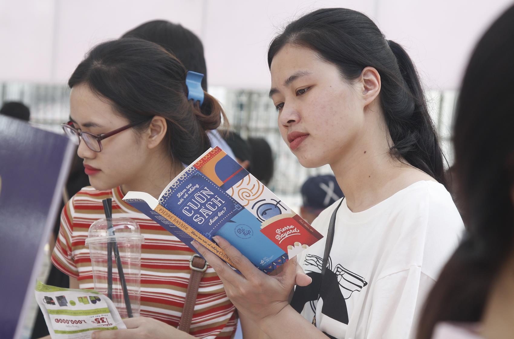 Ban doc chen chan trong ngay cuoi Hoi sach Ha Noi hinh anh