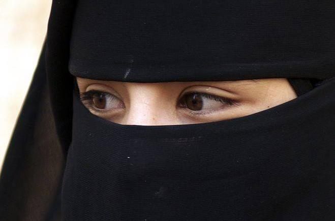 Nguoi phu nu Viet bi hanh ha, chet hut trong dinh thu hinh anh