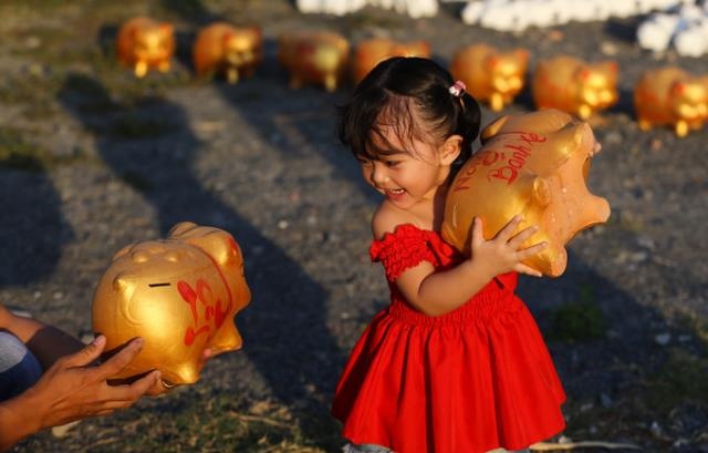 To 5.000 dong rach va tuoi tho kheu trom tien trong lon dat hinh anh