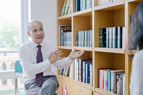 Ong Ngo Tu Lap nhan huan chuong Hiep si van hoc nghe thuat hinh anh