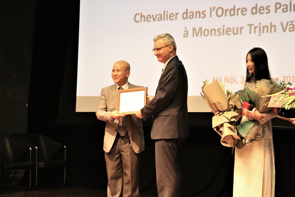 Ngô Tự Lập nhận huân chương Hiệp sĩ Văn học ảnh 1 Ngo Tu Lap nhan huan chuong Hiep si Van hoc anh 1