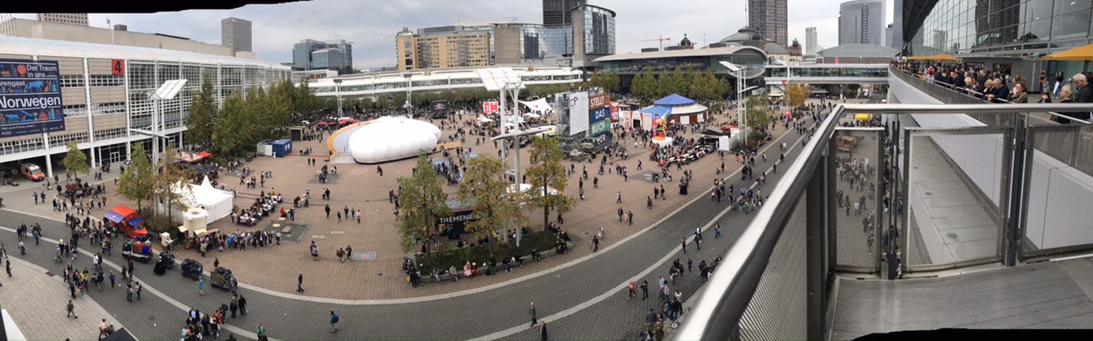 Khach moi danh du tai Frankfurt anh 1