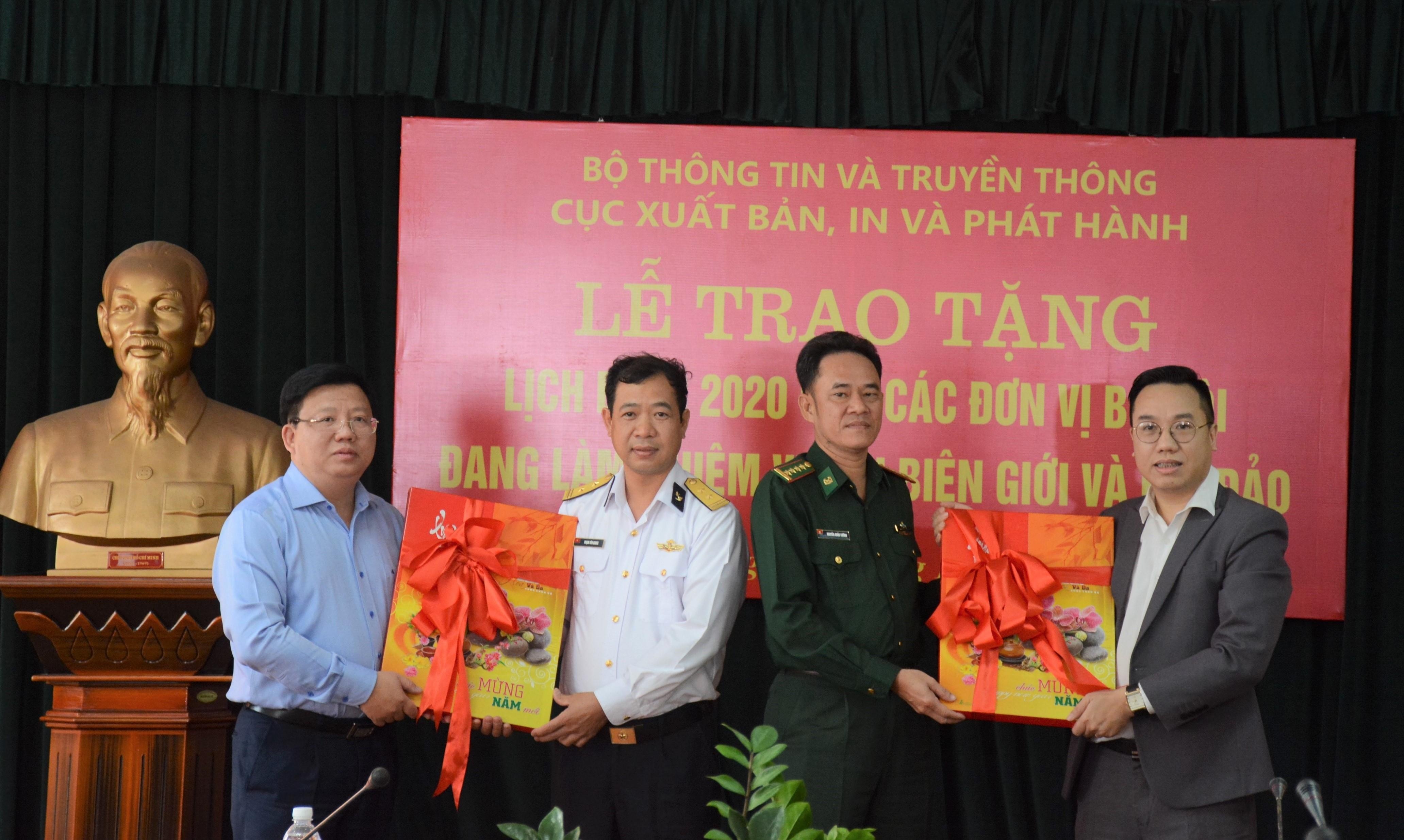 Tang 3.000 bo lich cho chien si bien phong, hai dao hinh anh