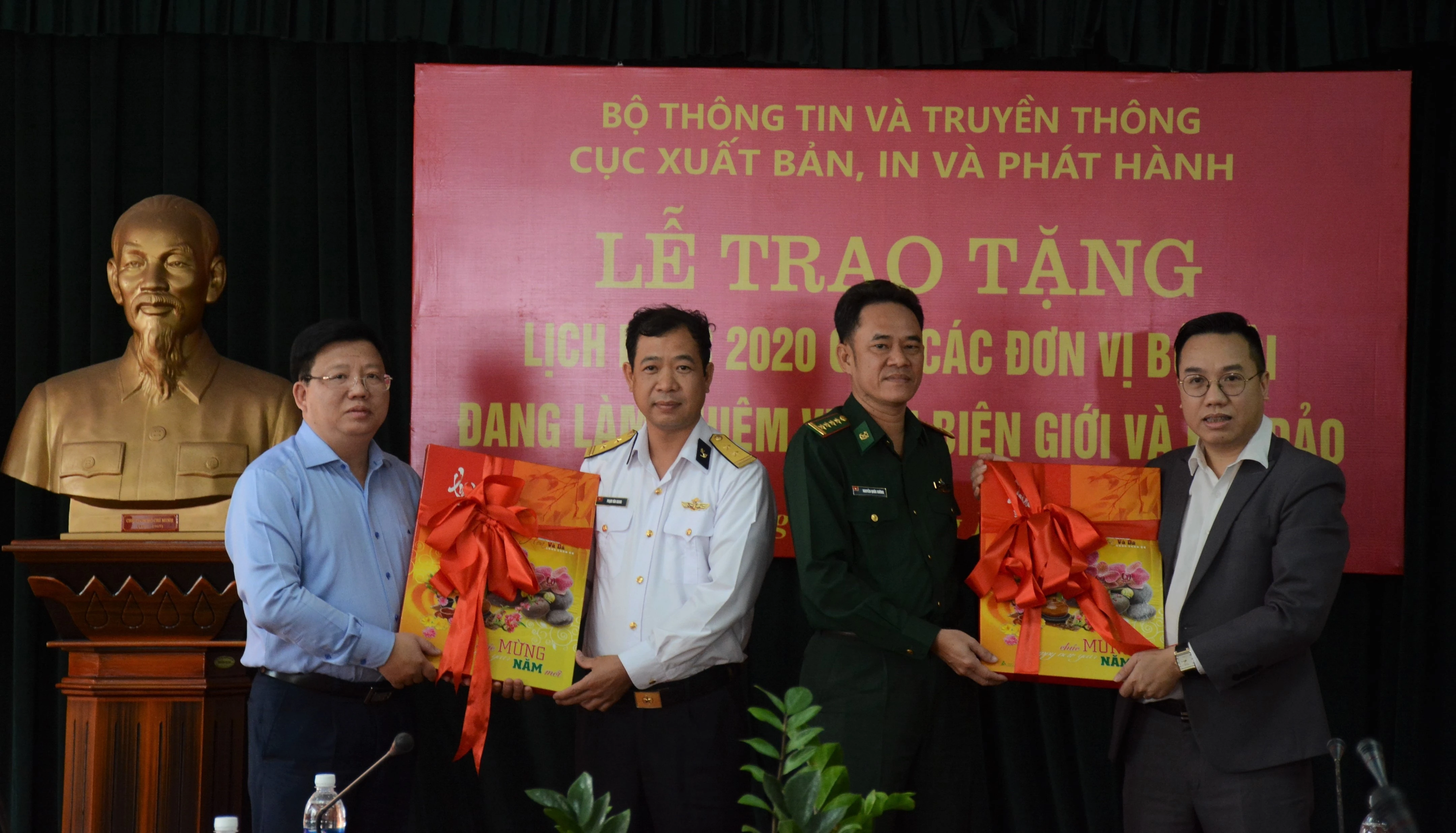 Cuc Xuat ban tang lich bloc cho chien si anh 1