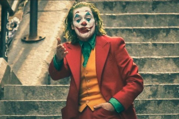 Diep vien 007, Wonder Woman gop cong giup ‘Joker’ thu 1 ty USD hinh anh