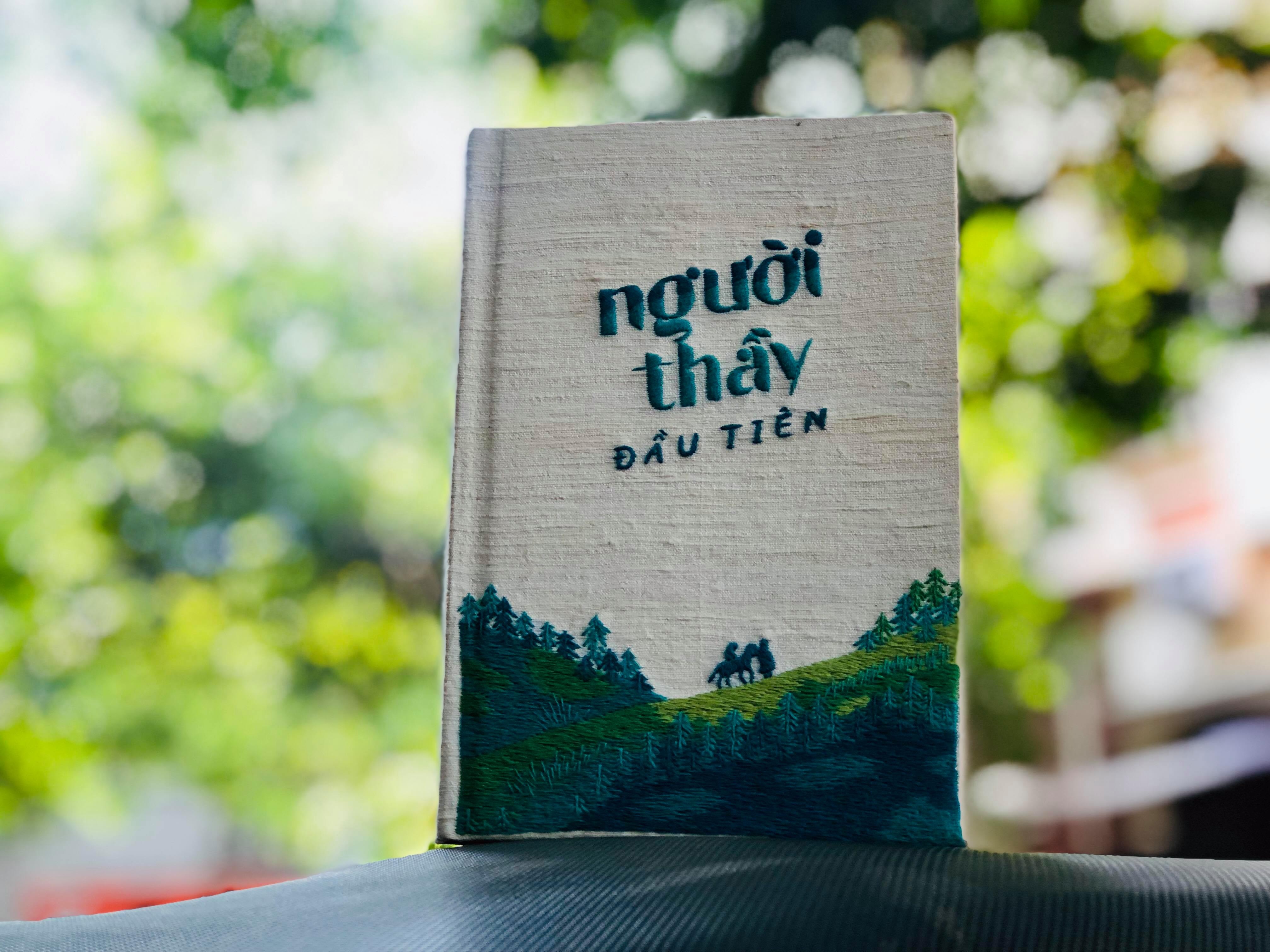 Ma vang, theu tay tren nhung cuon sach dac biet cho ngay 20/11 hinh anh