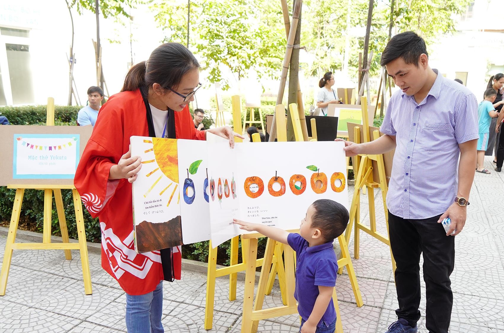 Tre em hao huc voi sach tranh trong Ngay hoi Ehon 2019 hinh anh