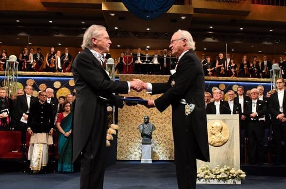 Nhieu noi tay chay du doi giai Nobel van hoc cua Peter Handke hinh anh