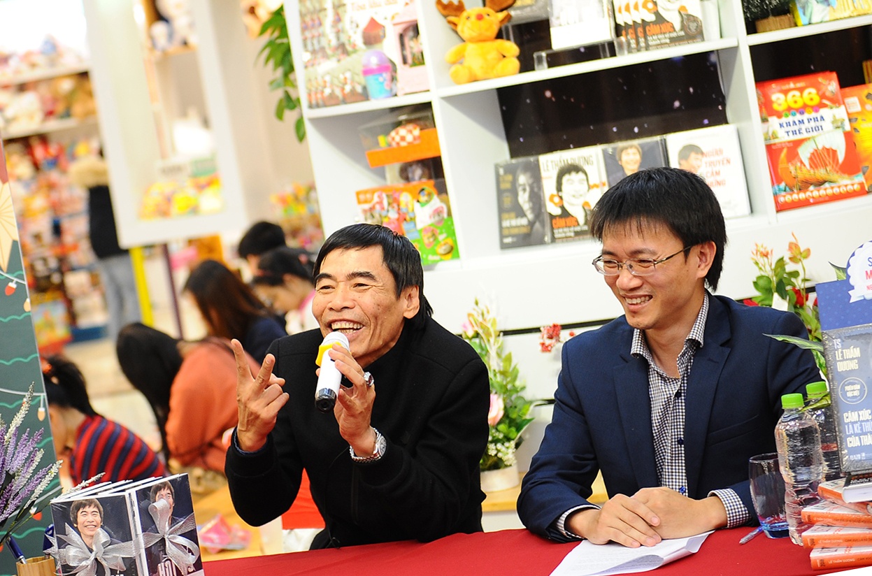 TS Le Tham Duong: 'Doc sach la dung len vai nguoi khong lo' hinh anh